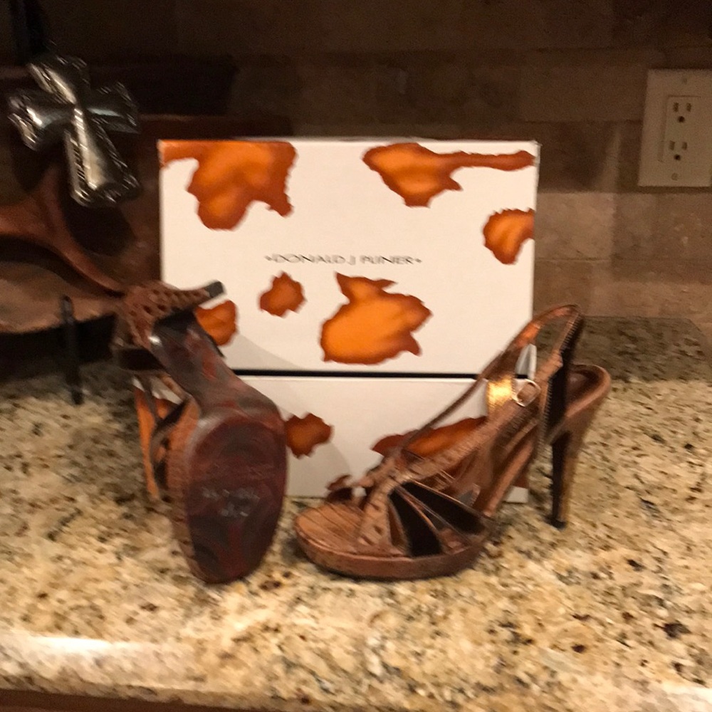 New DonaldJ Pliner made in Italy. Sole crafted leather. Tan brown crafted skin.